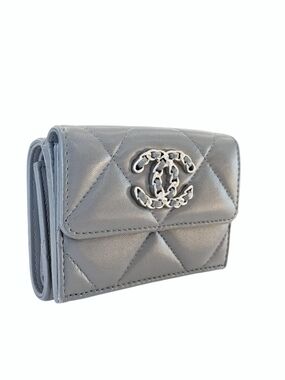 Chanel 19 Quilted Tri-Fold Leather Wallet - Gray